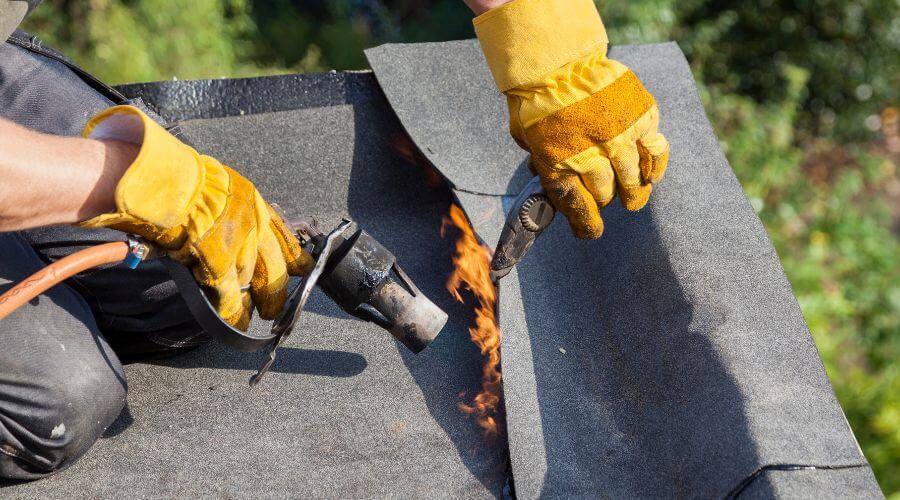 Expert Emergency Roof Repairs services in Fowlerton, TX